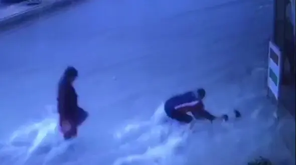 فیلم لحظه غرق شدن پسربچه در سیل بوشهر

