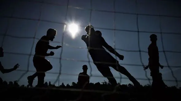 قلب ستاره فوتبال در زمین ایستاد + فیلم لحظه سکته