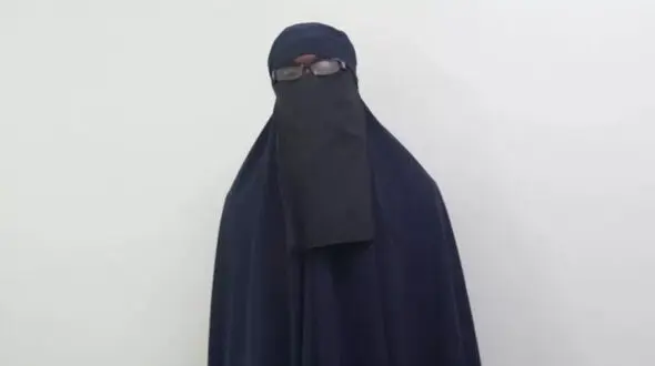 مردی که با پوشیدن برقع خود جهان را شگفت زده کرد ! /  شوک در مسابقه شطرنج زنان !