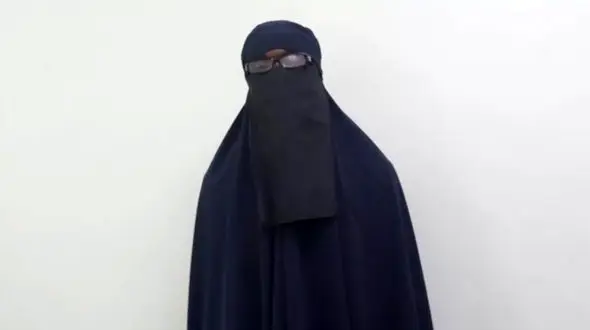 مردی که با پوشیدن برقع خود جهان را شگفت زده کرد ! /  شوک در مسابقه شطرنج زنان !