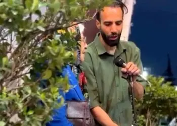 فیلم آواز پری /  مامان پیرش که اسمش پری بود اومد کنار خواننده و باهاش تو ای پری کجایی خوند