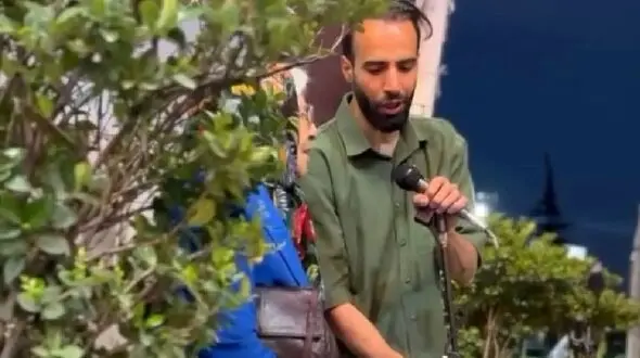 فیلم آواز پری /  مامان پیرش که اسمش پری بود اومد کنار خواننده و باهاش تو ای پری کجایی خوند