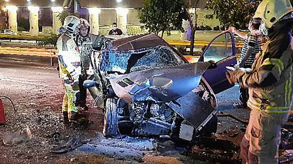 معجزه زنده ماندن 2 جوان تهرانی در پژوی له شده + عکس ها