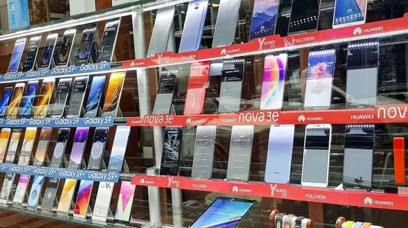 برخی از شرکت های واردکننده موبایل نورچشمی هستند / امضاهای طلایی اینبار در واردات موبایل