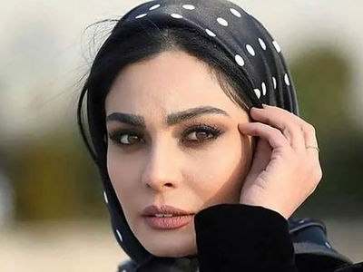 فیلم / نگاهی به خانه صحرا اسداللهی در دل کوه های کندر کرج  /  چیدمان مدرن و سنتی از کرسی دلبرانه اش تا لوستر سه متری، خانه دوبلکس / از دیوار های شیشه ای تا آشپزخانه طلاکوب و...