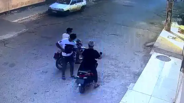 فیلم لحظه سرقت مسلحانه موتور سیکلت وسط خیابان !