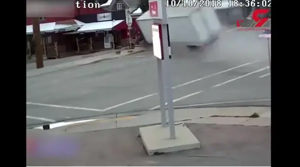 واژگونی تریلی و مرگ راننده خواب آلود + فیلم 