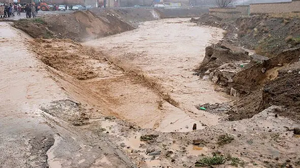 خانه و خانواده این مرد در سیل فیروزکوه بلعیده شد