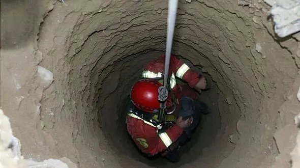 ضجه های جوان مشهدی در چاه تاریک و عمیق / موبایل کار دستش داد!