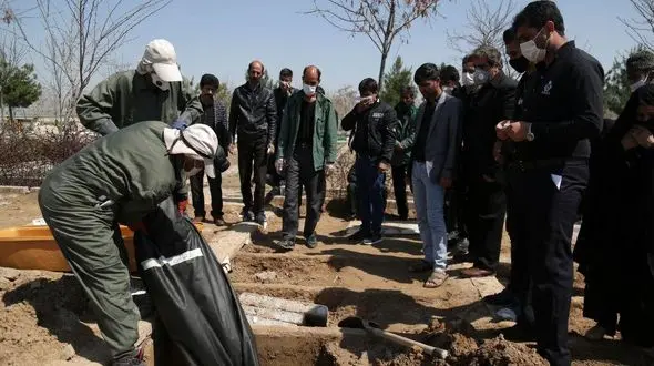 عکس های هولناک از دفن کرونایی ها در مشهدکه دیدنش سخت است! / چقدر مظلومانه می میرند