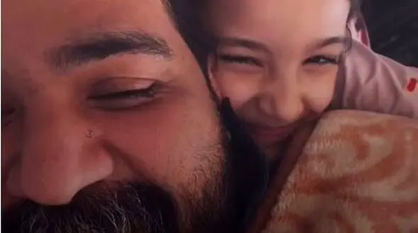 فیلم/ عاشقانه‌های پدر و دختری رضا صادقی با دختر کوچک شیرین زبان و مودبش / بم بگو اصلا همه غمات یجا چند ...