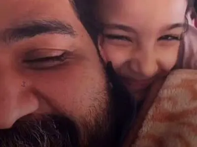 فیلم/ عاشقانه‌های پدر و دختری رضا صادقی با دختر کوچک شیرین زبان و مودبش / بم بگو اصلا همه غمات یجا چند ...