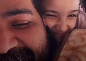 فیلم/ عاشقانه‌های پدر و دختری رضا صادقی با دختر کوچک شیرین زبان و مودبش / بم بگو اصلا همه غمات یجا چند ...