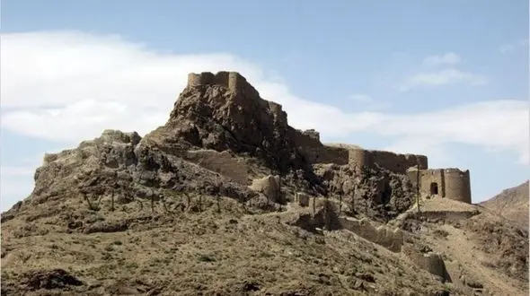 قلعه‌ای 2500 ساله که در آن آب سربالایی می‌رفته!