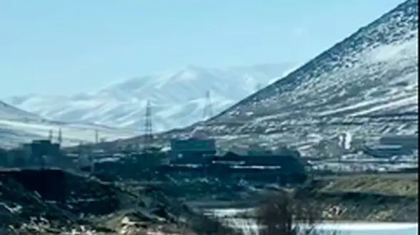 دریاچه کوکبیه شازند/ یک معدن در دل طبیعت مرکزی ایران + فیلم