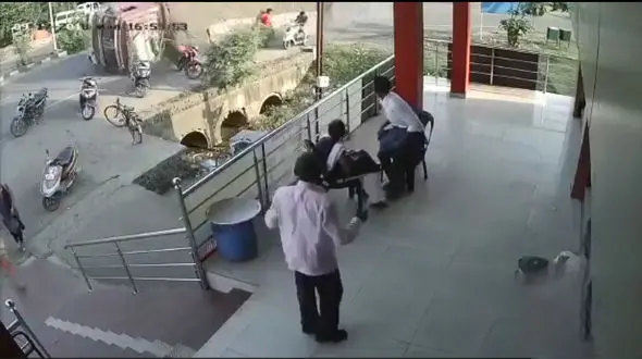 ببینید / لحظه تلخ تصادف تریلی با عابرین پیاده / شوکه می شوید