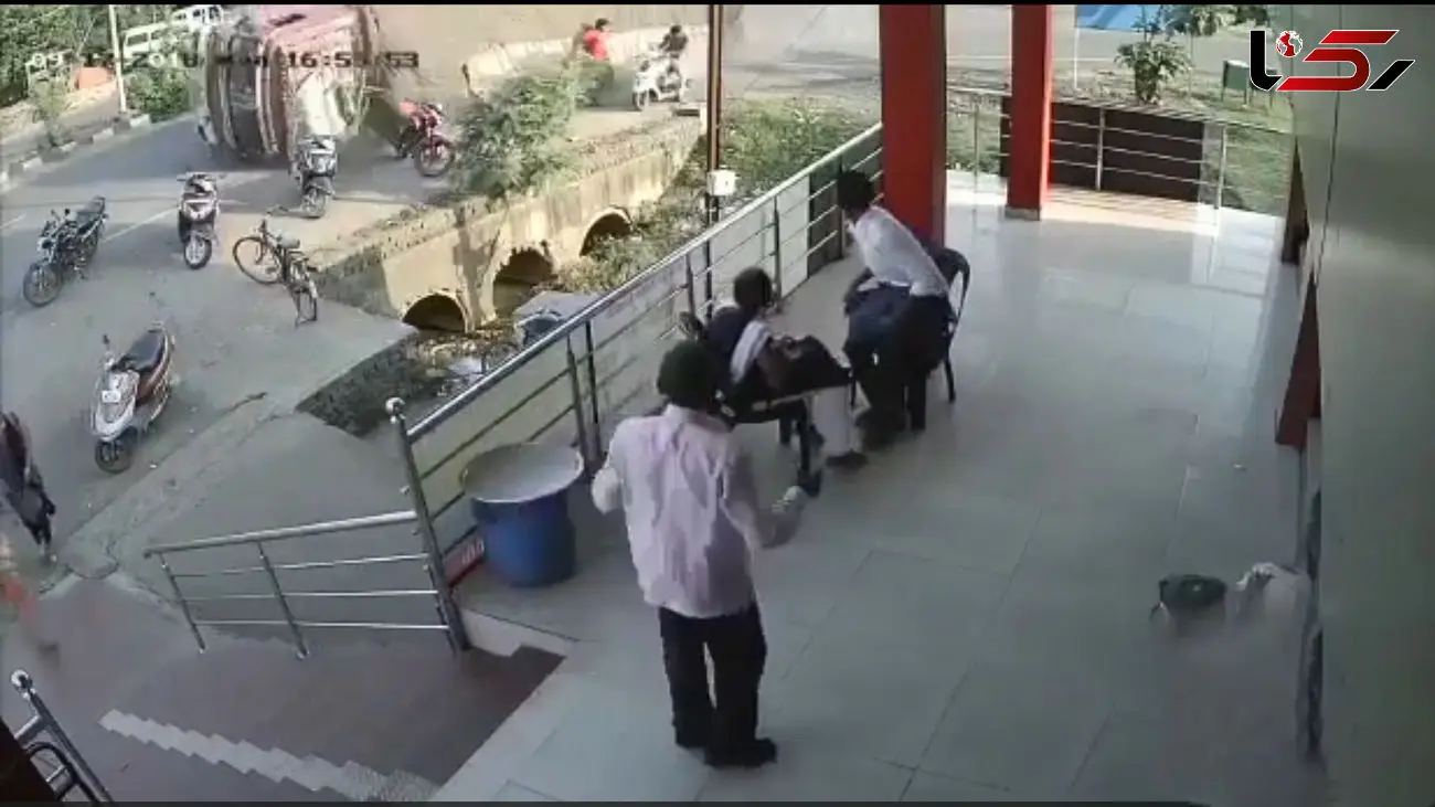 ببینید / لحظه تلخ تصادف تریلی با عابرین پیاده / شوکه می شوید