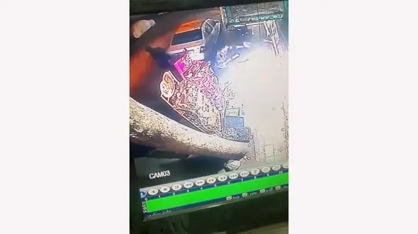 فیلم لحظه قتل جلوی یک سوپرمارکت در تهران / قاتل کارمند خدماتی بیمارستان بود + عکس
