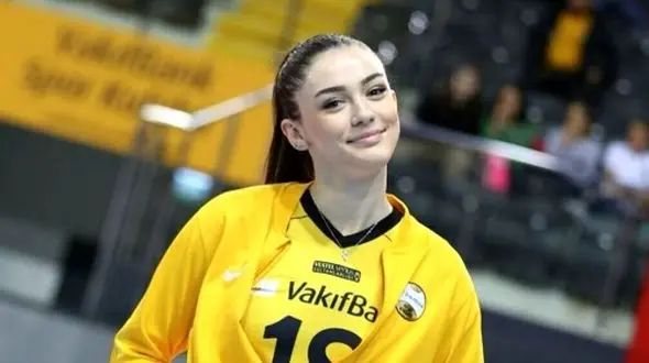 نگاهی به عروسک بامزه قهرمانی زهرا گونش، ستاره والیبال ترکیه با رنگ قرمز و زیبا در پاریس/ چشماش از ذوق برق میزنه+عکس