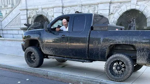 ساختمان‌های اطراف کنگره آمریکا تخلیه شد + پیام ویدیویی بمب گذار کنگره + فیلم