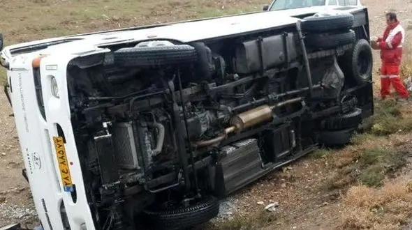 17 قربانی بر اثر واژگونی مینی بوس در کمربندی اراک+ عکس