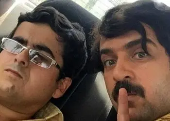 شیطنت بامزه سارا و نیکا فرقانی و احمد مهرانفر (ارسطو عامل) هنگام عکس گرفتن در پشت صحنه سریال پایتخت