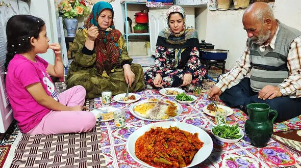 رازهای آشپزی بانوی ارومیه‌ ای / طرز تهیه خورشت بامیه و حلوا + فیلم