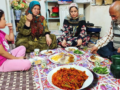 رازهای آشپزی بانوی ارومیه‌ ای / طرز تهیه خورشت بامیه و حلوا + فیلم