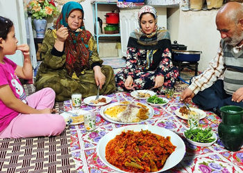 رازهای آشپزی بانوی ارومیه‌ ای / طرز تهیه خورشت بامیه و حلوا + فیلم