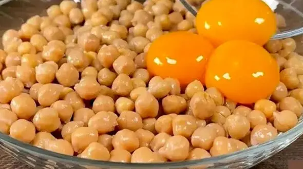 طرز تهیه غذایی خلاقانه با نخود و تخم‌ مرغ که طعم فلافل را ندارد + فیلم