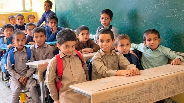انتشار فیلم کلاس‌ های پرتراکم و نشستن ۴ دانش‌آموز روی یک نیمکت/ نوسازی مدارس: مدرسه پرتراکم، کپری و سنگی نداریم ! / فیلم
