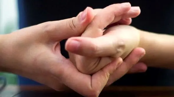 آیا قولنج شکستن برای بدن مضر است؟ حقایق علمی را بدانید