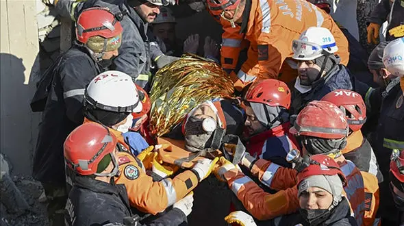 معجزه در ترکیه / نجات 3 نفر از زیر آوار بعد از 200 ساعت
