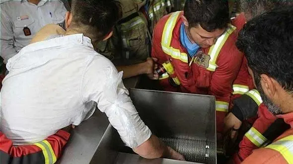 عکس های وحشتناک از له شدن دست یک مرد در دستگاه هسته گیر آلبالو / در شهرری رخ داد