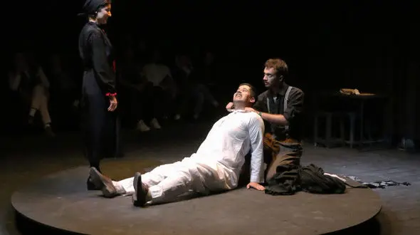 اجرای نمایش ایران خانوم در سالن تئاتر مستقل تبریز/ روایت دختری که تسلیم استبداد نشد