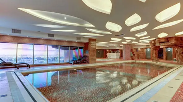 امکانات استخر هتل بزرگ شیراز؛ قیمت بلیط و سانس ها