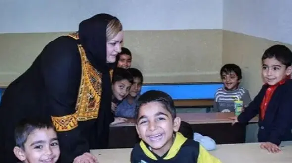 فیلم// خاطره نعیمه نظام‌دوست از سکانس عاشقانه اش با جواد عزتی: هیچ وقت نمی تونم اون نگاه بُهت زده جواد عزتی رو فراموش کنم فکر کردم مرد مورد علاقه ام رو پیدا کردم