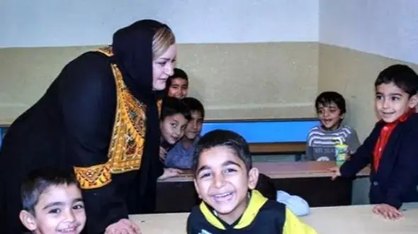 فیلم// خاطره نعیمه نظام‌دوست از سکانس عاشقانه اش با جواد عزتی: هیچ وقت نمی تونم اون نگاه بُهت زده جواد عزتی رو فراموش کنم فکر کردم مرد مورد علاقه ام رو پیدا کردم