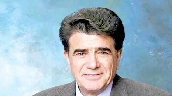 فیلم دیده نشده از آواز باشکوه و ماندگار محمدرضا شجریان در پارک بین مردم / روی زمین نشستن و واسه یه ملت با سوز آهنگ خوند !