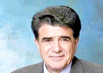 فیلم دیده نشده از آواز باشکوه و ماندگار محمدرضا شجریان در پارک بین مردم / روی زمین نشستن و واسه یه ملت با سوز آهنگ خوند !