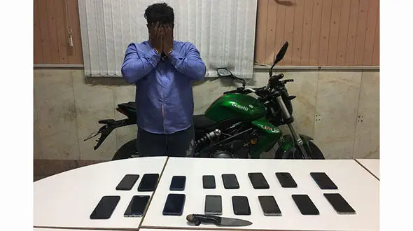 این مرد با موتور سبز رنگش را می شناسید؟ / او در خزانه جولان می داد ! + عکس و جزییات