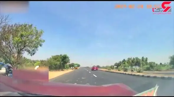 صحنه ای ترسناک و عجیب از پرتاب شدن یک مرد به وسط جاده +فیلم