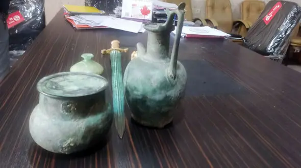 قاچاقچیان آثار باستانی در دهگلان دستگیر شدند / کشف اشیای تاریخی ارزشمند