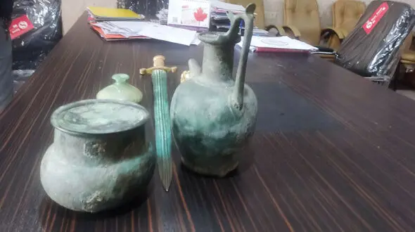 قاچاقچیان آثار باستانی در دهگلان دستگیر شدند / کشف اشیای تاریخی ارزشمند