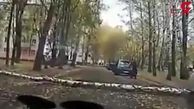 لحظه سقوط مرگبار تنه درخت روی سر مرد بیچاره+ فیلم