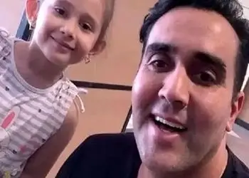 فیلم آواز شاد /  پوریا پورسرخ برای زن و دخترش چه کنتاک میکنه دخترش رو ابراست