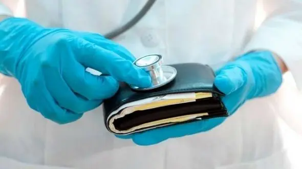 فرار مالیاتی برخی پزشکان با دریافت سکه از بیماران / یک سوم پزشکان زیر خط فقر حقوق می گیرند