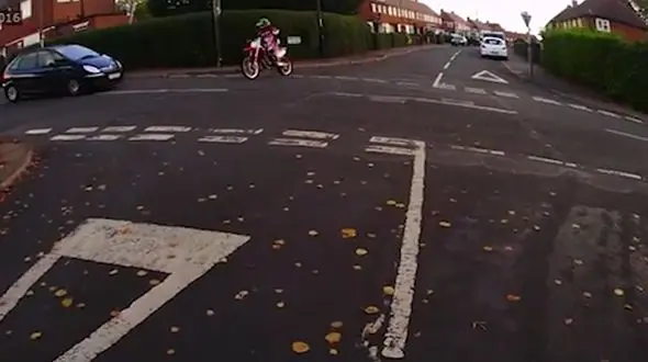 موتورسوار خوش شانس به طرز عجیبی زنده ماند+فیلم