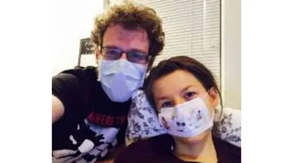 زنی که با دیدن شوهرش مدام عطسه می کند+عکس