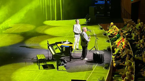 هم‌صدایی علی پهلوان و کریس دی برگ در اپرا هاوس سیدنی